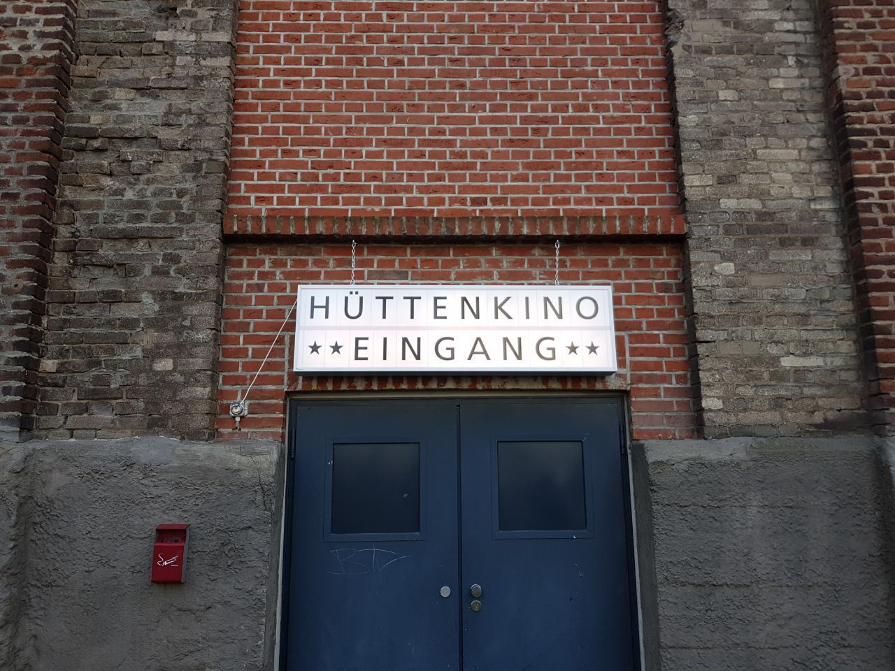 huettenkino eingang.jpg